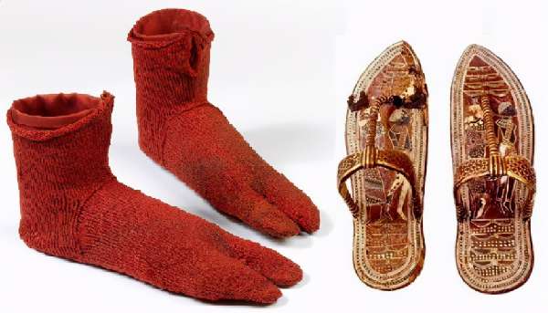 Sokker og gyldne sandaler båret af den egyptiske farao Tutankhamon, næsten 3.000 år gamle 