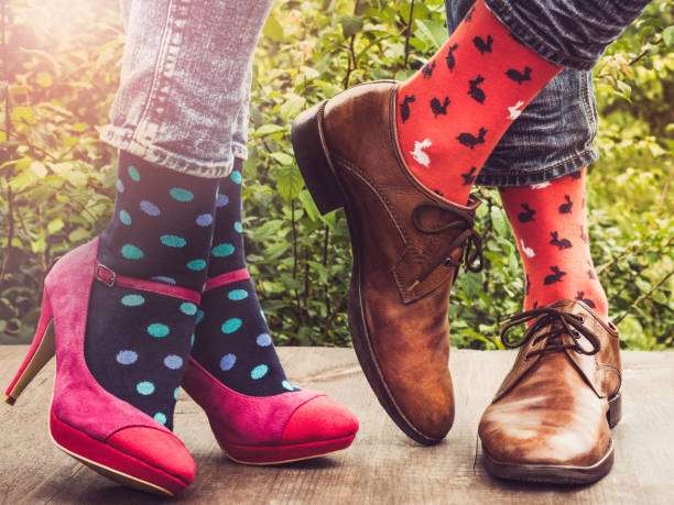 Mannen en vrouwen benen heldere jurk mode sokken